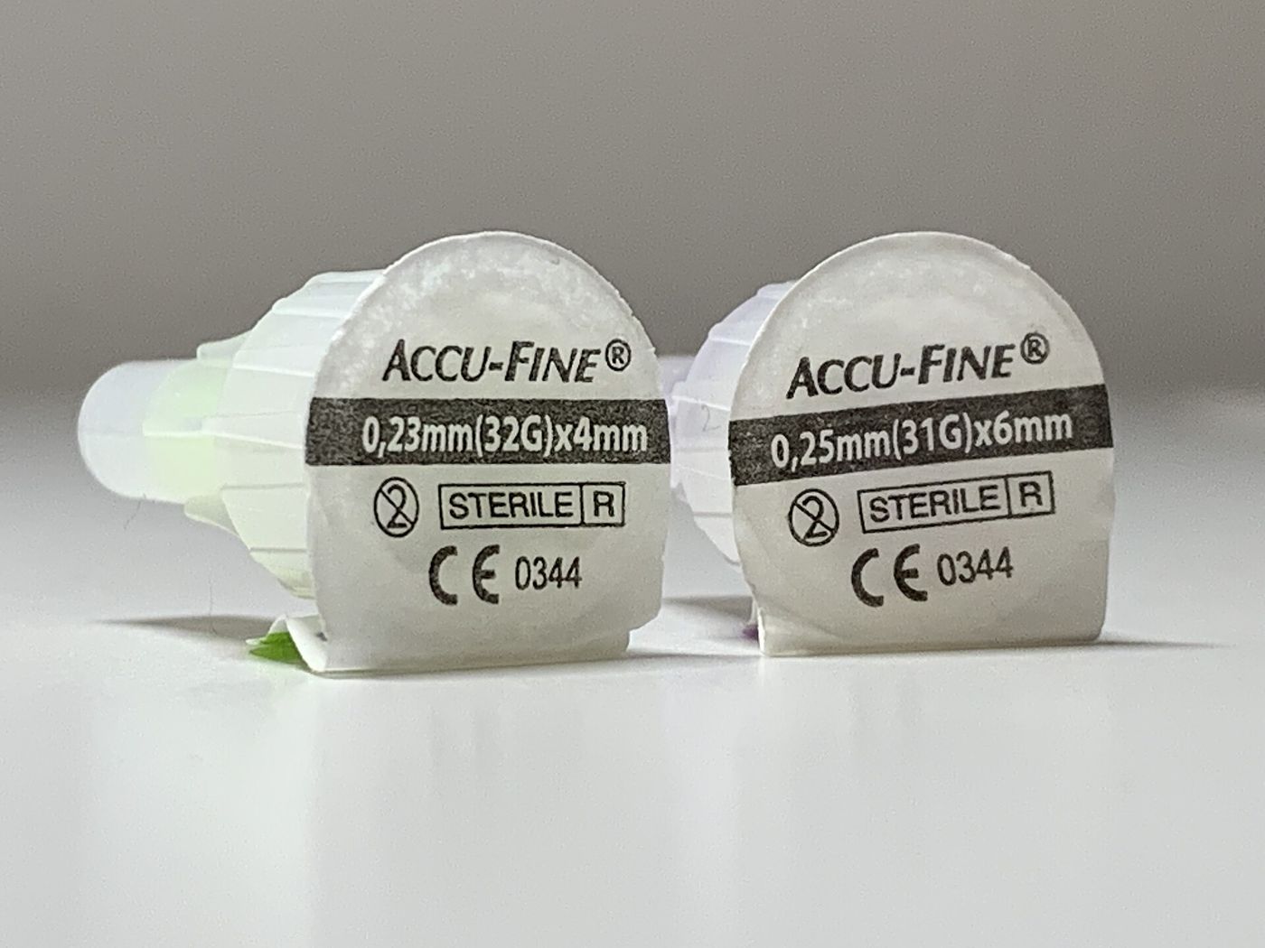 Accu-Fine Pen Needle 4 mm, 32 G and Accu-Fine Pen Needle 6 mm, 31 G next to eachother
